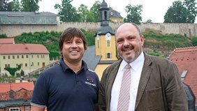 Bild: Rudolstadts Bürgermeister Jörg Reichl (rechts) bedankt sich bei Markus Keller der Keller Handelsgesellschaft mbH stellvertretend für alle Sponsoren für die Unterstützung des diesjährigen Altstadtfestes